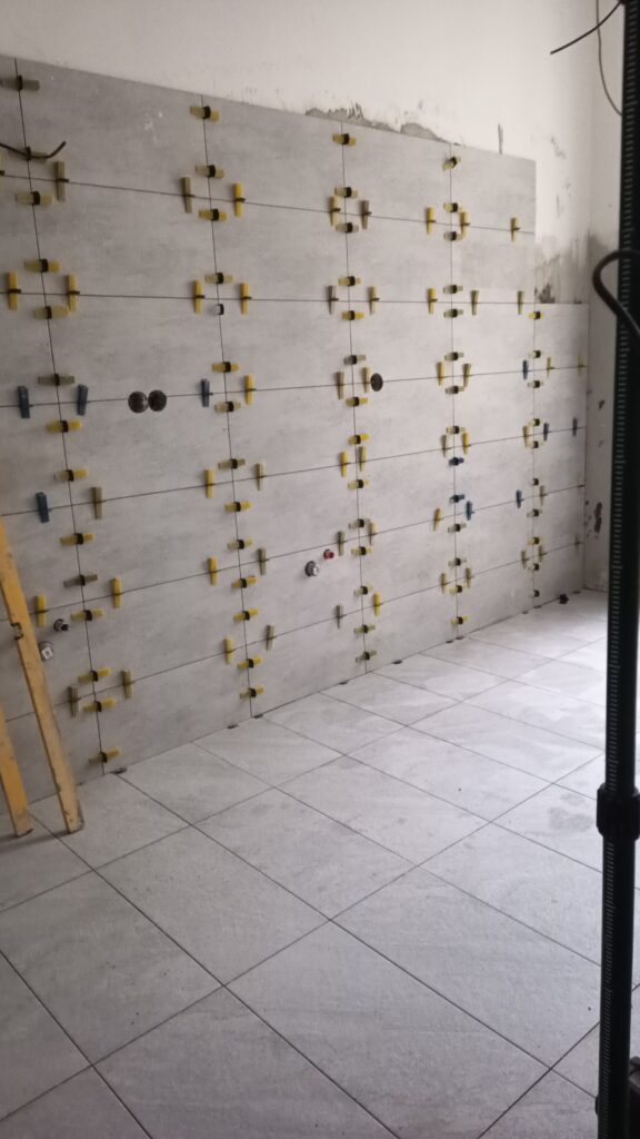 Koupelna – velkoformátová dlažba, realizace