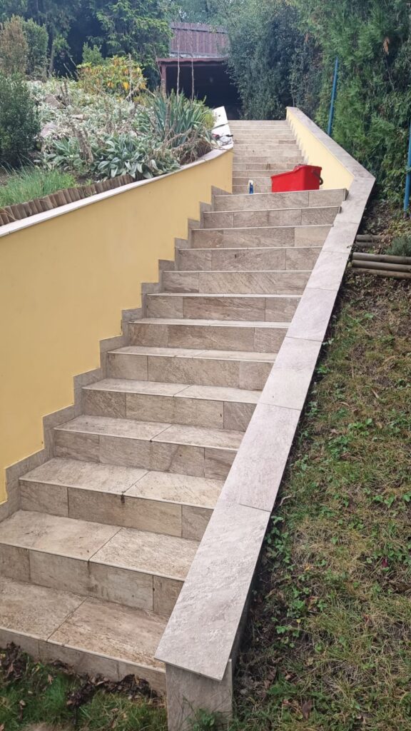 Venkovní schodiště z dlažby – hotová realizace